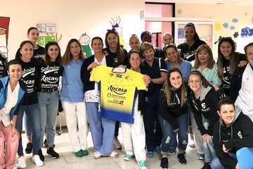 Las jugadoras del Rocasa reparten regalos entre los niños ingresados en el Hospital Materno Infantil (Foto TA)